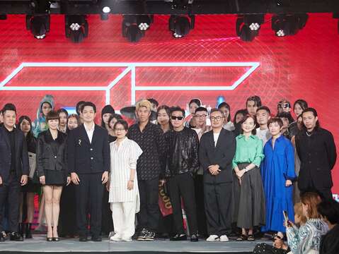 優勝設計師及學生於112年台北好時尚「【 】in Taipei」展現各自品牌(圖片來源：臺北市商業處)