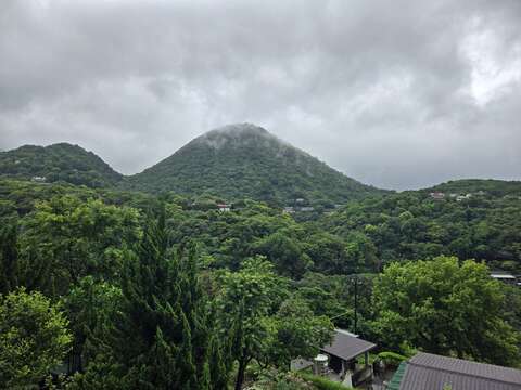 遠眺山形渾圓的紗帽山(圖片來源：臺北市政府工務局大地工程處)