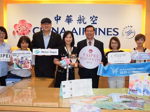 與中華航空香港分公司交流推廣2025世界壯年運動會-合照(圖片來源：臺北市政府觀光傳播局)