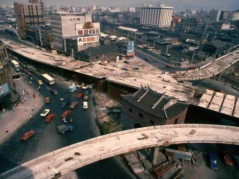 1978年正在興建的北門忠孝橋引道（由高傳棋提供）(圖片來源：臺北市立圖書館)