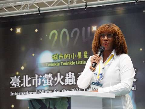 市長邀請使節們參與茶敘，並一同欣賞螢火蟲美景。(圖片來源：臺北市政府秘書處媒體事務組)