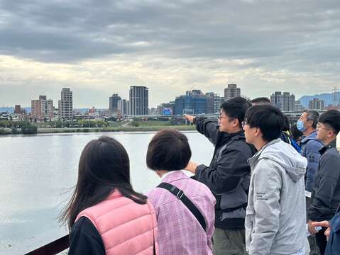 迪化污水處理廠講師說明放流水排放位置及周遭水文環境(圖片來源：臺北市政府工務局衛生下水道工程處)