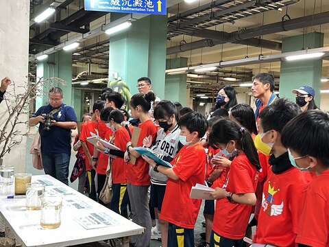 迪化污水處理廠講師說明深槽不同水樣的差別(圖片來源：臺北市政府工務局衛生下水道工程處)