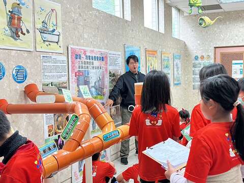 迪化污水處理廠講師說明家戶後巷接管位置及附加價值(圖片來源：臺北市政府工務局衛生下水道工程處)