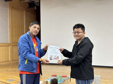 臺北市中正國民小學致贈感謝狀，並由迪化污水處理廠黃邰聰廠長代表受獎(圖片來源：臺北市政府工務局衛生下水道工程處)