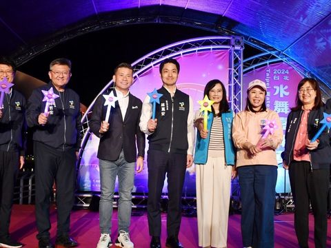 蔣萬安與現場貴賓手持魔法棒，正式啟動水舞展演(圖片來源：臺北市政府觀光傳播局)