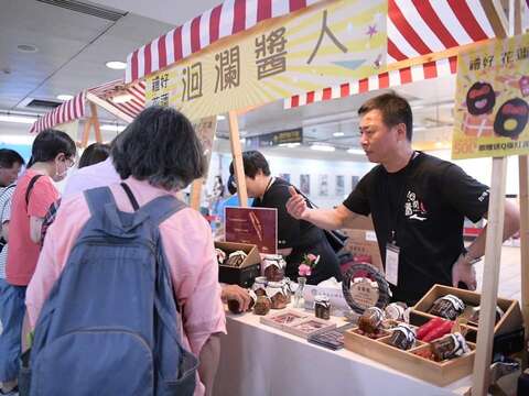 北捷提供人潮眾多的西門站場地，讓花蓮商圈伴手禮及小農業者，有機會向大家展示花蓮優質的特色產品(圖片來源：臺北大眾捷運股份有限公司)