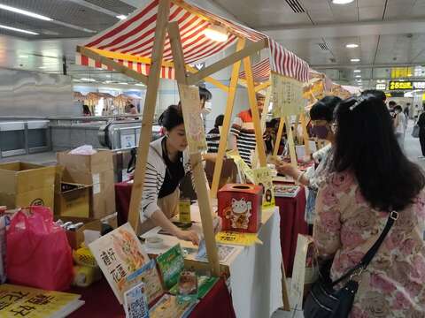 一連三天在西門站B1層大廳，擴大舉辦「花蓮伴手禮暨農特產品展售會」，歡迎大家一起以實際行動支持花蓮「重新出花」！(圖片來源：臺北大眾捷運股份有限公司)
