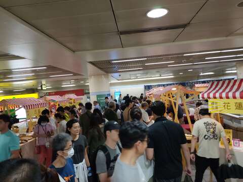 臺北捷運與花蓮縣政府、花蓮縣商圈組織，上週末於西門站共同舉辦伴手禮展售會，營業額突破百萬(圖片來源：臺北大眾捷運股份有限公司)