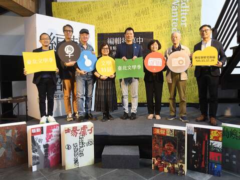 全體代表合影，左起文基會黃文彥副執行長、黃威融策展人、攝影家鍾俊陞、封德屏社長、蔡詩萍局長、藝術家陳夏生與莊靈賢伉儷、李志勇總監(圖片來源：臺北市政府文化局)
