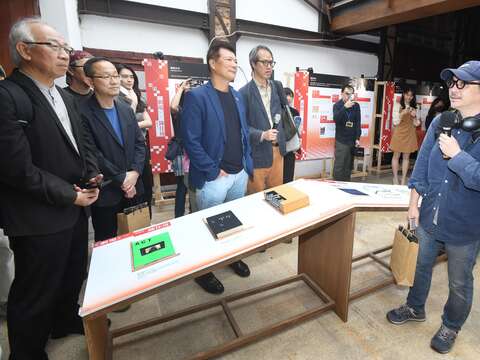 資深編輯人李取中解構《島嶼邊緣》(圖片來源：臺北市政府文化局)