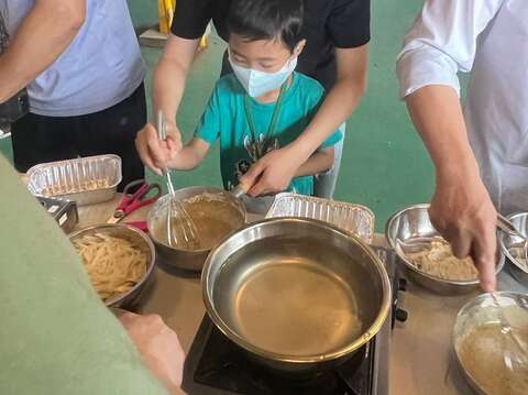 大朋友小朋友親手DIY鐵觀音茶香蘿蔔糕(圖片來源：臺北市商業處)