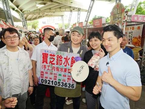 蔣萬安在會後逐一參觀各攤位，向各個攤商老闆致意(圖片來源：臺北市政府秘書處媒體事務組)