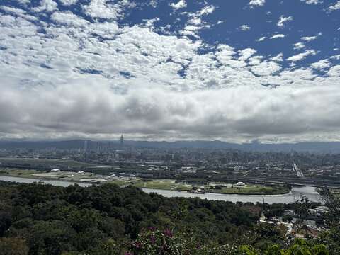 圓山微波站平台可遠眺連綿的山巒(圖片來源：臺北市政府工務局大地工程處)