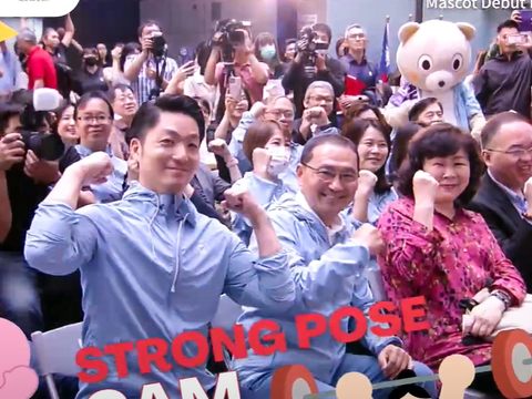 臺北市長蔣萬安、新北市長侯友宜於記者會上玩起STRONG POSE CAM。(圖片來源：臺北市政府觀光傳播局)