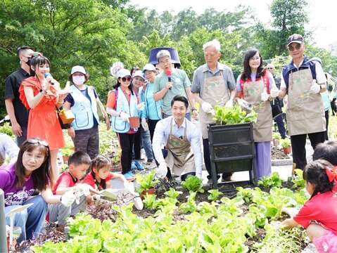 蔣萬安為北市象山田園基地開箱並與黃大洲市長一起栽種(圖片來源：臺北市政府秘書處媒體事務組)