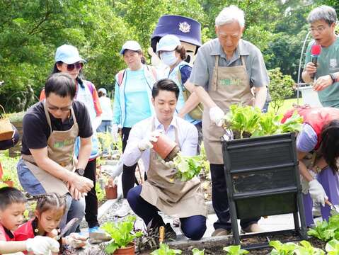 蔣萬安為北市象山田園基地開箱，並且田園城市大前輩─黃大洲前市長今天特別親自來到現場(圖片來源：臺北市政府秘書處媒體事務組)