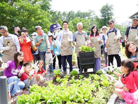 蔣萬安為北市象山田園基地開箱(圖片來源：臺北市政府秘書處媒體事務組)