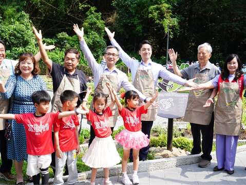 蔣萬安為北市象山田園基地開箱，希望大家都可以來到這片綠地好好地走走逛逛，認識很多的臺灣原生植物。(圖片來源：臺北市政府秘書處媒體事務組)