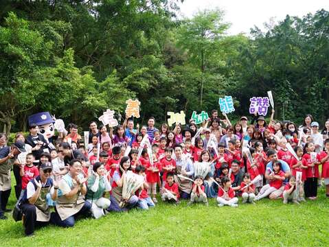 蔣萬安為北市象山田園基地開箱活動大合照(圖片來源：臺北市政府秘書處媒體事務組)