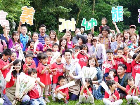 蔣萬安與信義附幼兒童家長合照(圖片來源：臺北市政府秘書處媒體事務組)
