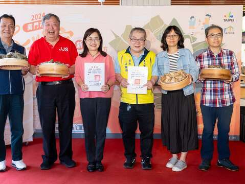 南門市場共捐贈1,200顆名店粽子給周邊龍福里及南福里的弱勢家庭、臺北市萬華兒童服務中心及社團法人臺北市臻佶祥社會服務協會，以行動實踐對社會的回饋。(圖片來源：臺北市市場處)