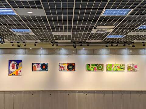 本展覽展出卡沃蘊藏幸福元素的多媒材作品透過藝術將「幸運」、「感恩」(圖片來源：臺北市青少年發展暨家庭教育中心)