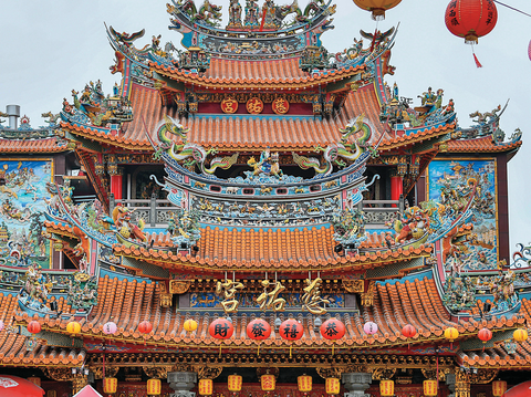 松山慈祐宮是在地重要信仰中心。