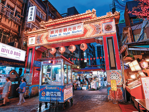饒河街觀光夜市是老饕必訪美食勝地。