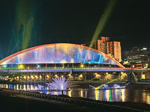 水舞展演為彩虹橋畔的夜景增添璀璨光彩。(圖/台北市觀光傳播局)