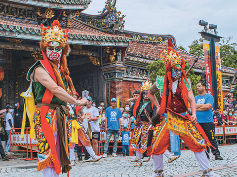 保生文化祭期間，將有傳統藝陣在廟前演出。