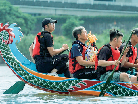 城隍爺乘坐龍舟巡遊淡水河。（圖／台北霞海城隍廟）
