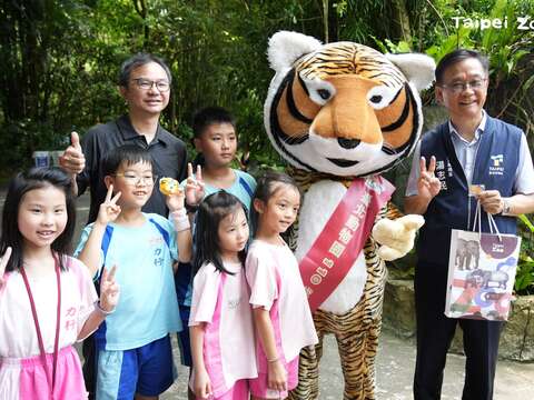 力行國小的同學們也來園一睹馬來虎的身影(圖片來源：臺北市立動物園)