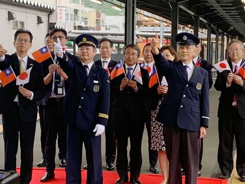 臺北捷運副總經理詹文滔也換裝穿著站長制服，與修善寺站站長，一起在月臺上宣布列車啟航，展現臺日攜手推展觀光的決心(圖片來源：臺北大眾捷運股份有限公司)
