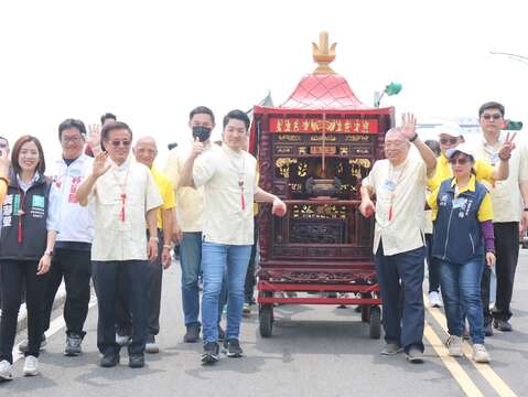 2024臺北國際龍舟錦標賽祈福儀典今於全台唯一以供奉屈原為主神的洲美里屈原宮舉行，而廟埕前的「龍舟文化廣場」也正式揭牌啟用，未來將作為發揚及傳承龍舟精神的重要地標。(圖片來源：臺北市政府體育局)