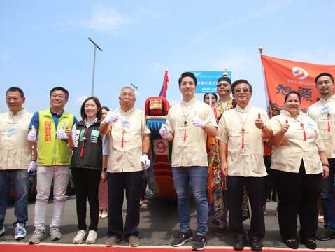 臺北市蔣萬安市長5月11日與臺北市政府體育局王泓翔局長及眾多外賓們，依循古禮出席洲美里屈原宮祈福祝禱儀式，進行請神、遶境、點睛及祭江儀典-大合照。(圖片來源：臺北市政府體育局)