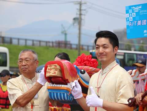 臺北市蔣萬安市長擔任主祭官，為龍舟點睛祈福，希望6月8至10日登場的「2024臺北國際龍舟錦標賽」圓滿順利。(圖片來源：臺北市政府體育局)
