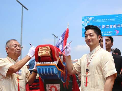 蔣萬安市長擔任主祭官，進行請神、遶境、點睛及祭江儀典，不僅為臺北市端午節系列活動正式揭開序幕，同時持續發揚龍舟文化及推廣龍舟運動，並期望所有參賽隊伍都能斬獲理想佳績。(圖片來源：臺北市政府體育局)