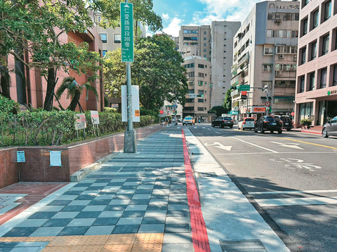 台北市政府將標線型人行道改為實體人行道,提升行人交通安全。