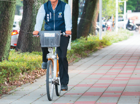 台北市交通局長謝銘鴻於「人車共道」的人行道騎乘自行車。(攝影/林煒凱)