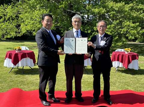 臺北捷運公司、遠州鐵道株式會社及天龍濱名湖鐵道株式會社，三方共同簽訂友好協定締結書，未來將努力促進三方觀光及公司業務的發展。(圖片來源：臺北大眾捷運股份有限公司)