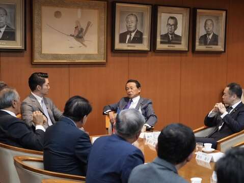 麻生前首相談到故鄉九州時，蔣萬安則表示臺北目前與麻生太郎的故鄉福岡互動融洽，希望麻生首相能進一步促進臺北與福岡、以及其他日本城市有更深入、具體的合作(圖片來源：臺北市政府秘書處媒體事務組)