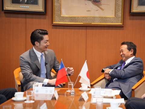 蔣萬安邀請麻生首相與鈴木馨祐眾議員明年5月到臺北參加世界壯年運動會，他提到麻生前首相是非常傑出的射擊運動員，平常也打高爾夫球，鈴木馨祐眾議員喜歡划船，這3項都在世壯運的比賽項目中，歡迎二位參賽，並期待明年在臺北再次相見(圖片來源：臺北市政府秘書處媒體事務組)