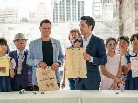蔣市長在信紙中寫下祈願「承繼百年風華、開創希望臺北」；局長從文化角度寫下「北門可以眺望未來」。(圖片來源：臺北市政府文化局)