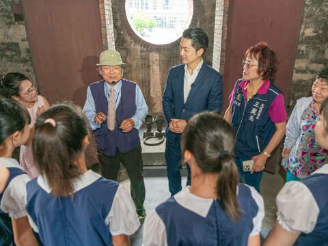 楊仁江建築師進行北門導覽。(圖片來源：臺北市政府文化局)