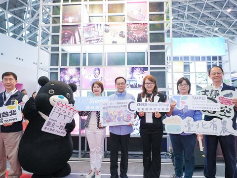 臺北市政府觀光傳播局專門委員沈永華（左四）、臺北城市吉祥物熊讚（左二）與臺北館參展業者共同啟動臺北館開幕儀式。(圖片來源：臺北市政府觀光傳播局)