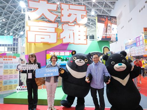 臺北館熊讚與高雄館吉祥物高雄熊相見歡。(圖片來源：臺北市政府觀光傳播局)