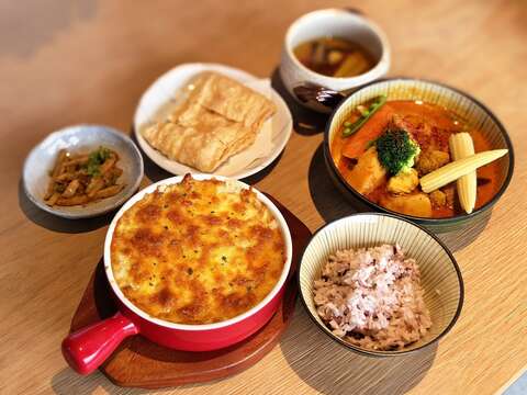 綠竹筍特色料理-竹筍焗烤飯、南洋辣咖哩(圖片來源：臺北市政府產業發展局)