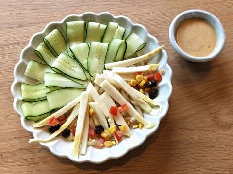 綠竹筍特色料理-胡麻醬佐竹筍冷麵(圖片來源：臺北市政府產業發展局)