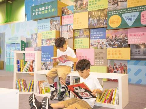 學童於永續展中閱讀書籍(圖片來源：臺北大眾捷運股份有限公司)